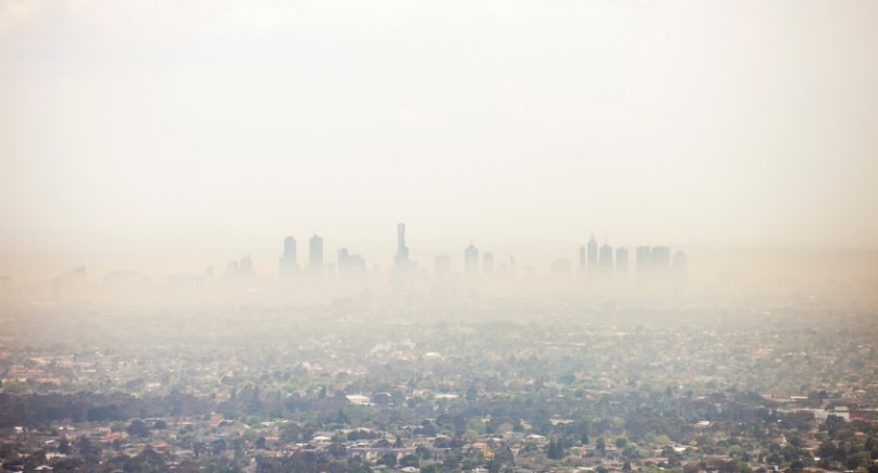 Duże miasto, smog unoszący się nad miastem KNOxOUT farby antysmogowe