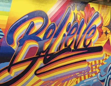 Przykładowa prezentacja farby antysmogowej KNOxOUT prezentująca graffiti