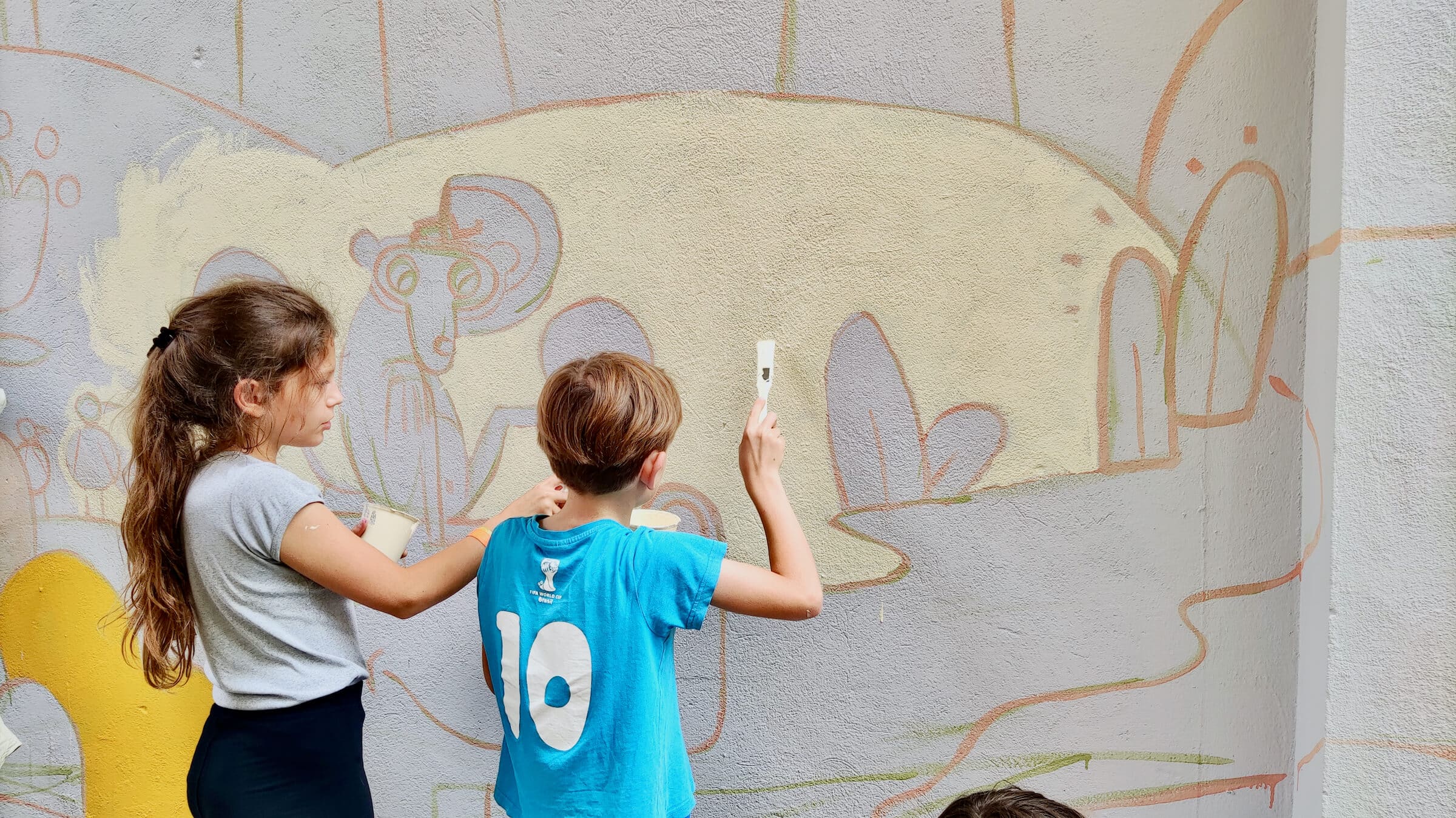 Dzieci malują mural farbami KNOxOUT we Wrocławiu w ramach BraveKids2021